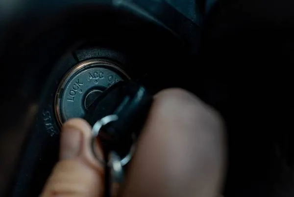 Monteur werkt aan contactslot van auto
